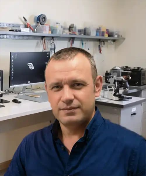 Компьютерный мастер Анатолий в мастерской