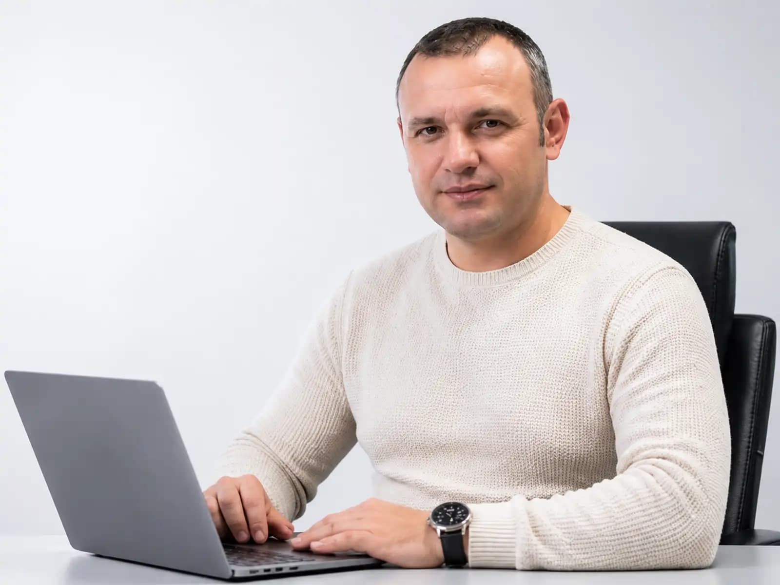 Компьютерный мастер Анатолий за работой