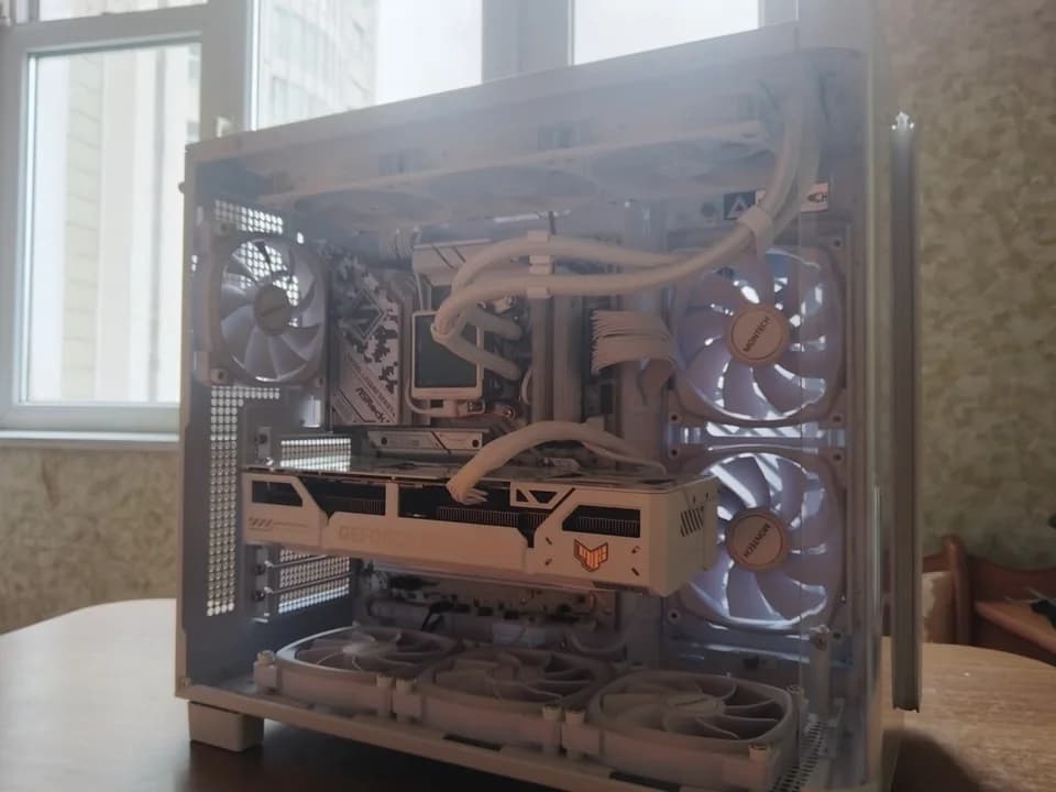 Собранный компьютер с белой видеокартой ASUS TUF Gaming и жидкостным охлаждением