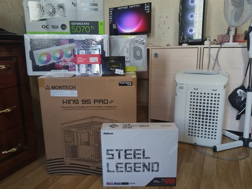 Комплектующие и белый корпус Montech KING 95 PRO перед сборкой