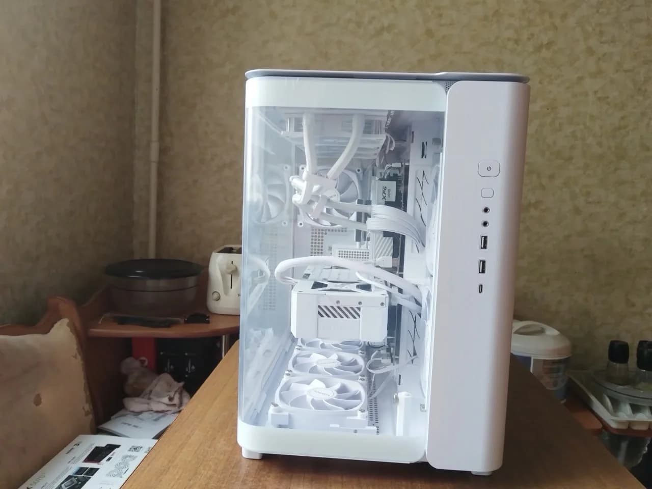 Комплектующие и охлаждение внутри готового белого компьютера