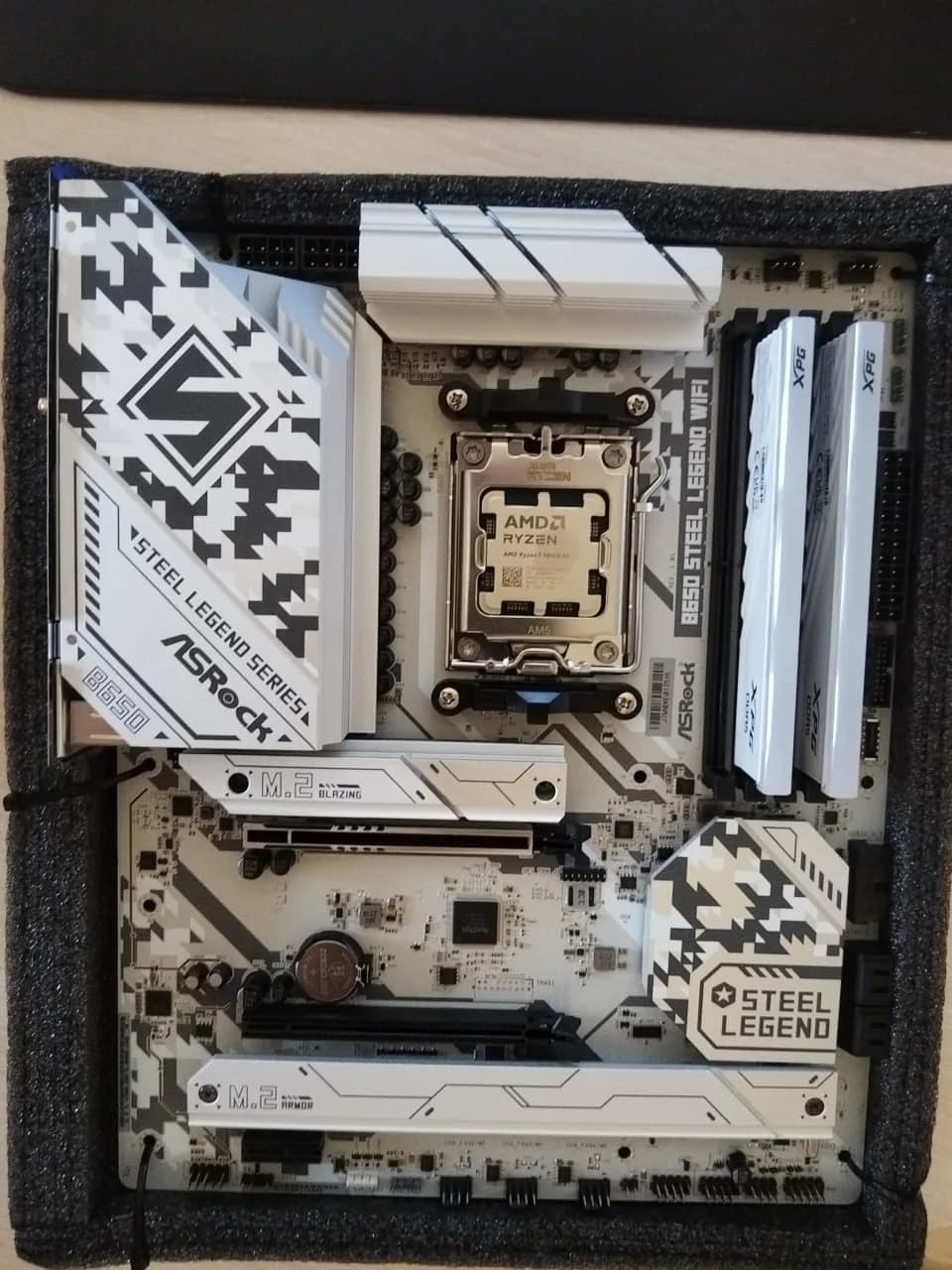 Материнская плата с установленными процессором Ryzen 7 и оперативной памятью
