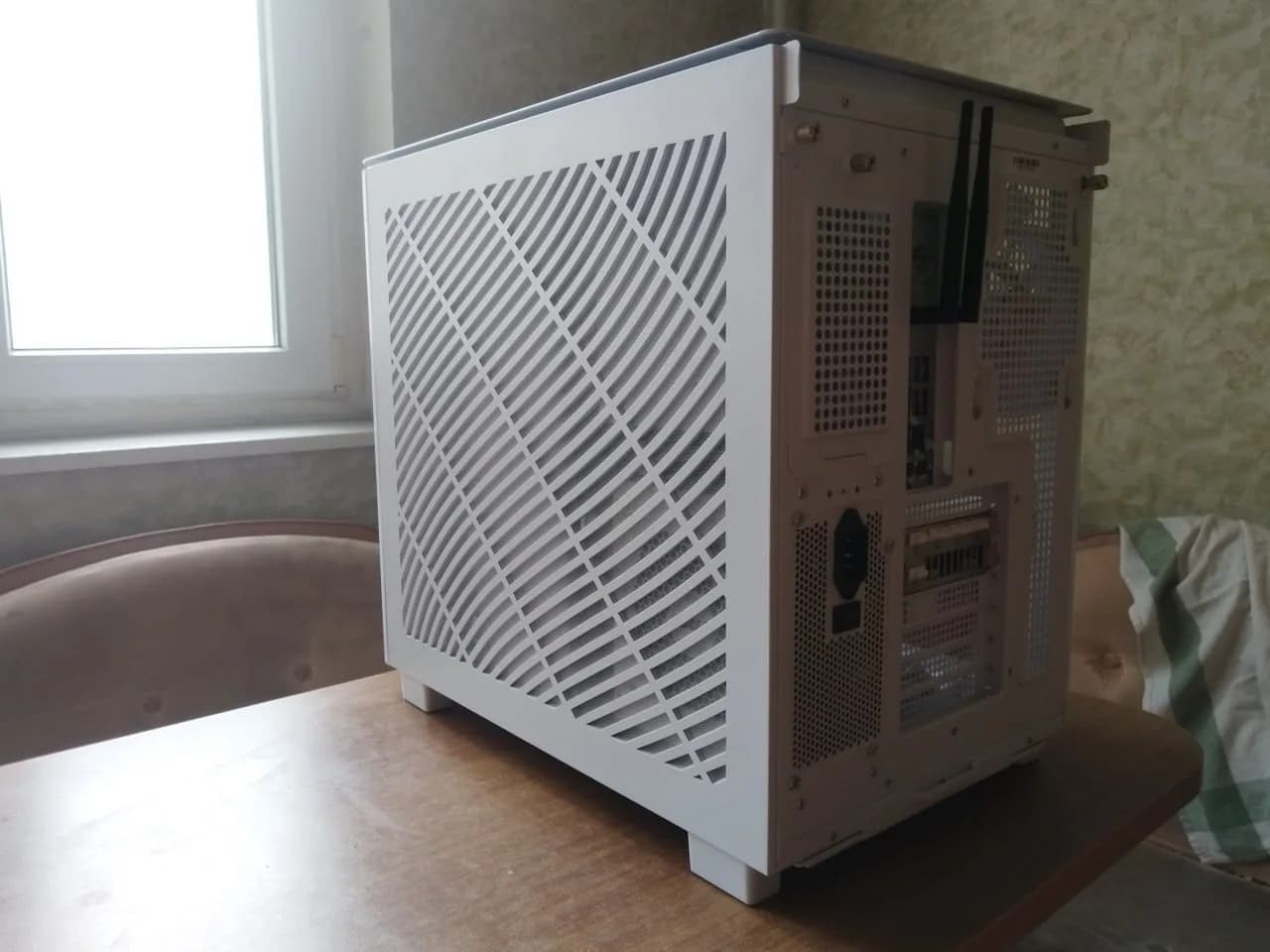 Белый корпус Montech KING 95 PRO со стороны боковой панели